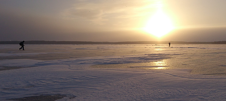 Lumettoman jään ominaisuuksia on helppo tarkkailla jäällä kulkiessa Jäät